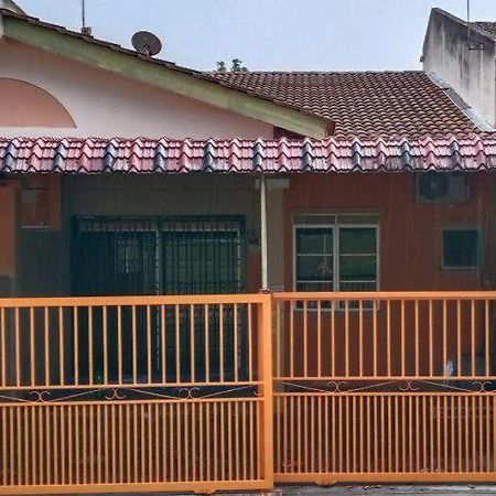 Homestay Ummi Razzin Kuala Kangsar Extérieur photo