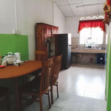 Homestay Ummi Razzin Kuala Kangsar Extérieur photo
